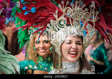 Le danseur de Samba sourit en costume étincelant avec la Paraiso School of Samba, Notting Hill Carnival, Londres, Royaume-Uni Banque D'Images