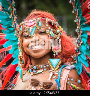 Danseuse de samba sourit en costume étincelant avec, Notting Hill Carnival, Londres, Royaume-Uni Banque D'Images