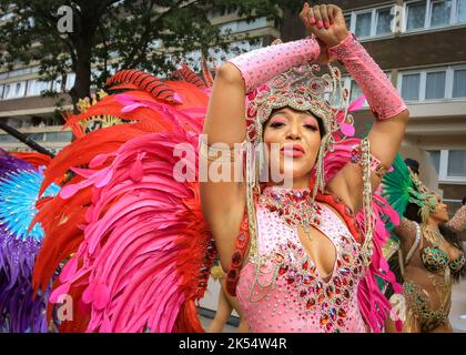 Danseuse de samba sourit en costume étincelant, Notting Hill Carnival, Londres, Royaume-Uni Banque D'Images