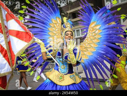 Danseuse de samba sourit en costume étincelant, Notting Hill Carnival, Londres, Royaume-Uni Banque D'Images