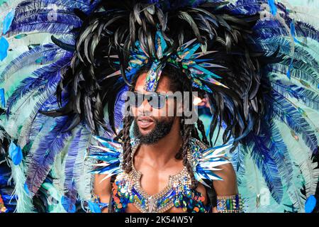 Danseur de samba masculin en costume de plumes étincelantes, Notting Hill Carnival, Londres, Royaume-Uni Banque D'Images