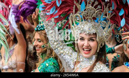 Le danseur de Samba sourit en costume étincelant avec la Paraiso School of Samba, Notting Hill Carnival, Londres, Royaume-Uni Banque D'Images