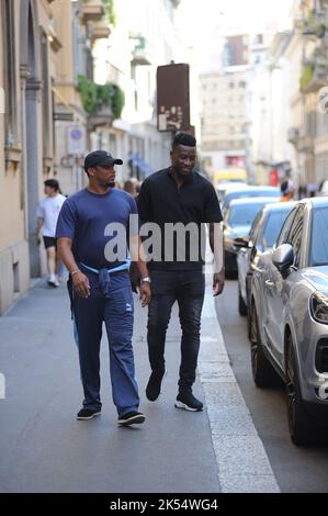 Milan, . 05th octobre 2022. Milan, 05-10-2022 Andrè Onana, gardien de but des équipes NATIONALES CAMEROUN et Inter, qui a vaincu Barcelone dans la Ligue des Champions, arrive au centre avec Samuel ETO'o pour faire du shopping. Crédit : Agence photo indépendante/Alamy Live News Banque D'Images