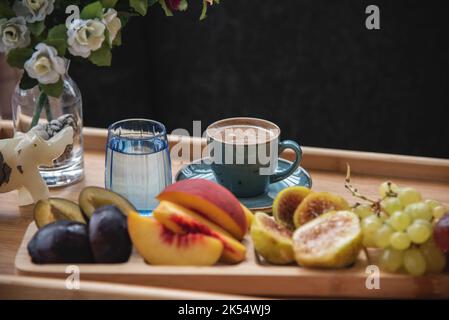 Excellent en-cas sur le balcon par temps ensoleillé avec des fruits et du café turc Banque D'Images