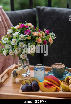 Excellent en-cas sur le balcon par temps ensoleillé avec des fruits et du café turc Banque D'Images