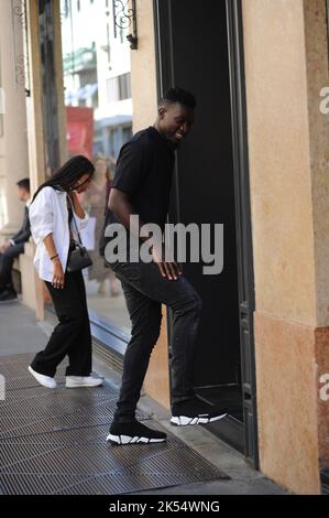 Milan, . 05th octobre 2022. Milan, 05-10-2022 Andrè Onana, gardien de but des équipes NATIONALES CAMEROUN et Inter, qui a vaincu Barcelone dans la Ligue des Champions, arrive au centre avec Samuel ETO'o pour faire du shopping. Crédit : Agence photo indépendante/Alamy Live News Banque D'Images