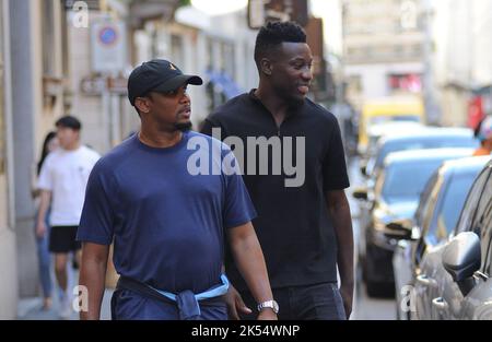 Milan, . 05th octobre 2022. Milan, 05-10-2022 Andrè Onana, gardien de but des équipes NATIONALES CAMEROUN et Inter, qui a vaincu Barcelone dans la Ligue des Champions, arrive au centre avec Samuel ETO'o pour faire du shopping. Crédit : Agence photo indépendante/Alamy Live News Banque D'Images