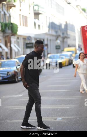 Milan, . 05th octobre 2022. Milan, 05-10-2022 Andrè Onana, gardien de but des équipes NATIONALES CAMEROUN et Inter, qui a vaincu Barcelone dans la Ligue des Champions, arrive au centre avec Samuel ETO'o pour faire du shopping. Crédit : Agence photo indépendante/Alamy Live News Banque D'Images