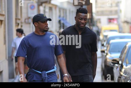 Milan, . 05th octobre 2022. Milan, 05-10-2022 Andrè Onana, gardien de but des équipes NATIONALES CAMEROUN et Inter, qui a battu Barcelone dans la Ligue des Champions, arrive au centre avec Samuel ETO'o pour faire du shopping. Crédit : Agence photo indépendante/Alamy Live News Banque D'Images