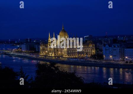 Vue nocturne du Parlement hongrois Országház ou du Parlement de Budapest situé sur la place Kossuth, du côté Pest du Danube Banque D'Images