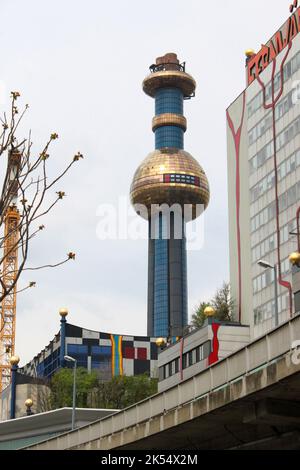 Vienne, Autriche - 30 avril 2012 : fumertack de l'usine d'incinération de déchets Spittelau conçue par Hundertwasser. Monument viennoise Banque D'Images