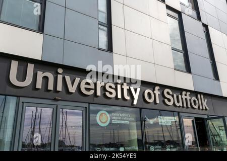 Panneau pour l'université du Suffolk sur le bâtiment du front de mer, Ipswich, Suffolk, Angleterre, Royaume-Uni Banque D'Images