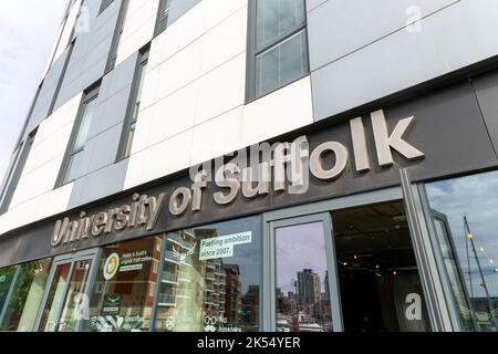 Panneau pour l'université du Suffolk sur le bâtiment du front de mer, Ipswich, Suffolk, Angleterre, Royaume-Uni Banque D'Images