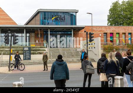 Les étudiants traversant la route, la cale, le bâtiment des Archives Suffolk, Ipswich, Suffolk, Angleterre, Royaume-Uni Banque D'Images