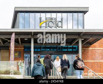 Les étudiants grimpant les escaliers jusqu'à la cale, Suffolk Archives bâtiment, Ipswich, Suffolk, Angleterre, ROYAUME-UNI Banque D'Images