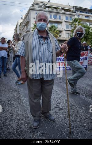 Les retraités ont fait la preuve de leur demande d'augmentation des pensions et de mesures contre l'augmentation des coûts énergétiques. ATHÈNES, GRÈCE. Crédit: Dimitris Aspiotis/Alamy Banque D'Images