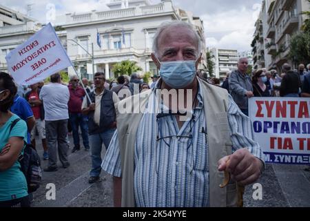 Les retraités ont fait la preuve de leur demande d'augmentation des pensions et de mesures contre l'augmentation des coûts énergétiques. ATHÈNES, GRÈCE. Crédit: Dimitris Aspiotis/Alamy Banque D'Images