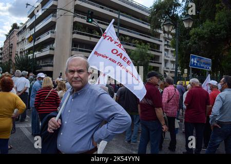 Les retraités ont fait la preuve de leur demande d'augmentation des pensions et de mesures contre l'augmentation des coûts énergétiques. ATHÈNES, GRÈCE. Crédit: Dimitris Aspiotis/Alamy Banque D'Images