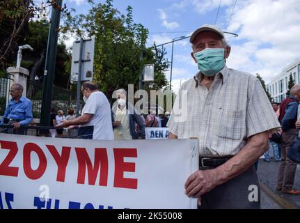 Les retraités ont fait la preuve de leur demande d'augmentation des pensions et de mesures contre l'augmentation des coûts énergétiques. ATHÈNES, GRÈCE. Crédit: Dimitris Aspiotis/Alamy Banque D'Images