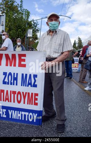 Les retraités ont fait la preuve de leur demande d'augmentation des pensions et de mesures contre l'augmentation des coûts énergétiques. ATHÈNES, GRÈCE. Crédit: Dimitris Aspiotis/Alamy Banque D'Images