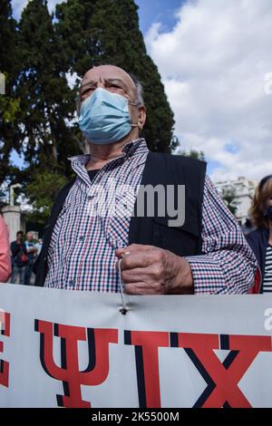 Les retraités ont fait la preuve de leur demande d'augmentation des pensions et de mesures contre l'augmentation des coûts énergétiques. ATHÈNES, GRÈCE. Crédit: Dimitris Aspiotis/Alamy Banque D'Images