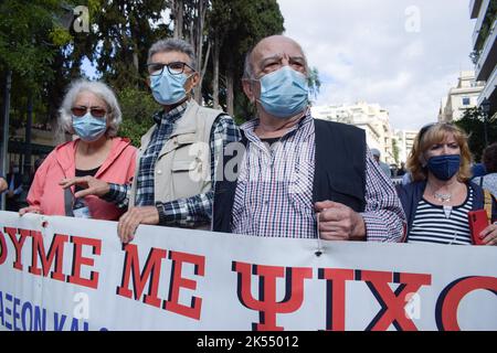 Les retraités ont fait la preuve de leur demande d'augmentation des pensions et de mesures contre l'augmentation des coûts énergétiques. ATHÈNES, GRÈCE. Crédit: Dimitris Aspiotis/Alamy Banque D'Images