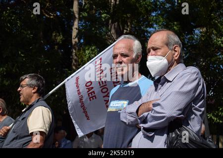 Les retraités ont fait la preuve de leur demande d'augmentation des pensions et de mesures contre l'augmentation des coûts énergétiques. ATHÈNES, GRÈCE. Crédit: Dimitris Aspiotis/Alamy Banque D'Images