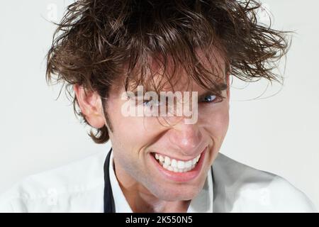 Fou. Portrait d'un jeune homme en forme de vaisselle qui vous regarde de manière manique. Banque D'Images