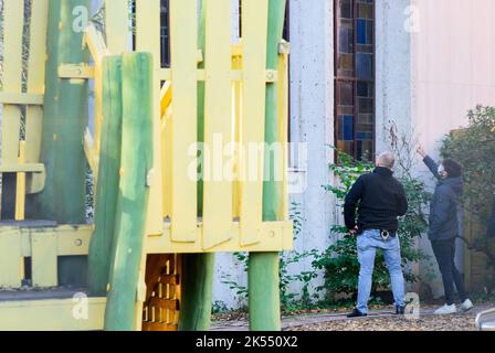 Hanovre, Allemagne. 06th octobre 2022. Les enquêteurs de police cherchent des traces sous une fenêtre en verre plombé endommagée à la synagogue de la communauté juive de Hanovre. Les enquêtes de police se poursuivent après qu'une fenêtre d'une synagogue de Hanovre ait été endommagée lors de la plus haute fête juive, Yom Kippour. Credit: Julian Stratenschulte/dpa/Alay Live News Banque D'Images