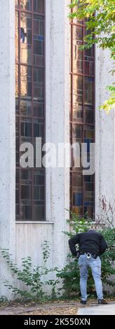 Hanovre, Allemagne. 06th octobre 2022. Les enquêteurs de police cherchent des traces sous une fenêtre en verre plombé endommagée à la synagogue de la communauté juive de Hanovre. Les enquêtes de police se poursuivent après qu'une fenêtre d'une synagogue de Hanovre ait été endommagée lors de la plus haute fête juive, Yom Kippour. Credit: Julian Stratenschulte/dpa/Alay Live News Banque D'Images