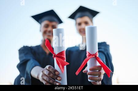 Diplôme, succès et mains à l'université avec célébration ensemble à l'école. Étudiants avec certificat papier après bourse Banque D'Images