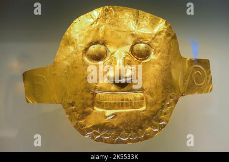 Colombie, Bogota objets exposés dans le musée de l'or. La plupart des travaux d'or de Malagana ont été faits pour les funérailles régalia. Masques sous forme de crânes ou de fac sans vie Banque D'Images