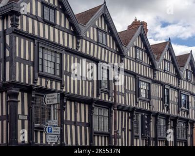 Bâtiment à ossature de bois noir et blanc, connu sous le nom de Ledbury Park, dans la ville de Ledbury, Herefordshire, Royaume-Uni Banque D'Images