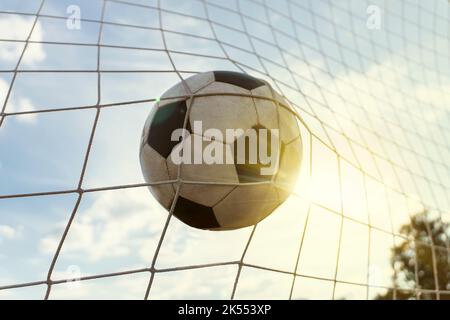 terrain de football avec une balle dans le but contre un ciel nuageux et un soleil éclatant. le concept de succès et de victoire. Jeu d'été de football européen Banque D'Images