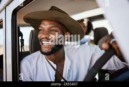 Heureux, taxi et chauffeur avec l'homme noir conduisant et appréciant la carrière, guide safari dans véhicule. Aventure, voyage et sourire à la recherche afro-américaine Banque D'Images