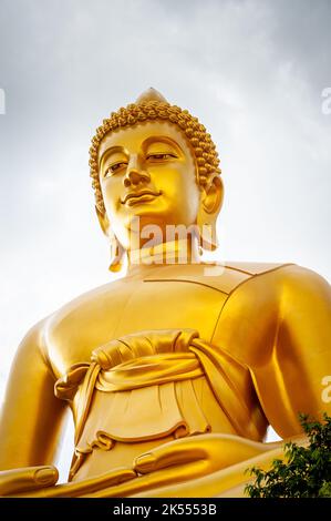 Le Bouddha doré géant domine la ville de Bangkok Thaïlande à Wat Paknam. Nom complet du Temple ; Wat Pak Nam Phasi Cheroen. Banque D'Images