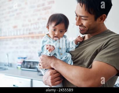 Syndrome de Down, le bébé et le père se liant dans leur maison avec un parent fier prenant soin de besoins spéciaux bébé en Inde. L'amour, la famille et l'enfant avec heureux Banque D'Images