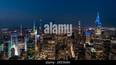 Vue aérienne panoramique nocturne des gratte-ciels de New York sur l'île de Manhattan Banque D'Images