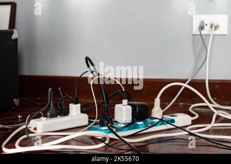 Barrette d'alimentation multiprises avec fiches mâles et cordons endommagés Banque D'Images