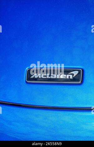 Emblème McLaren sur bleu 765LT Banque D'Images