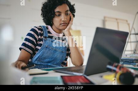 Ordinateur portable, femme et étudiant lassé sur le bureau à la maison, fatigué ou épuisé de travail sur le projet. Penser, surtravailler et distrait femme faisant ennuyeux terne Banque D'Images