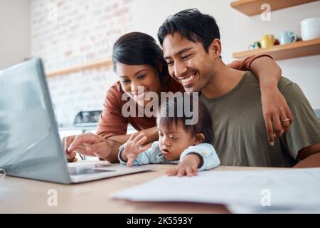 Maman, papa et bébé dans la cuisine avec ordinateur portable, famille heureuse du Mexique vérifiant le paiement en ligne ou appel vidéo. Mère, père et enfant avec le syndrome de Down Banque D'Images