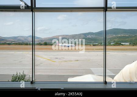 Un avion de transport de passagers British Airways atterrit à l'aéroport de Split en Croatie. Banque D'Images