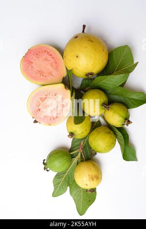 Fruit de goyave mûr avec feuilles sur fond blanc et espace de copie Banque D'Images