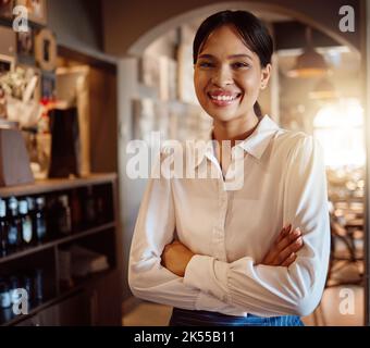 Femme, serveuse et directrice de restaurant, café et café avec vision de la motivation, confiance et service de serveur. Portrait, sourire et heureux petit Banque D'Images