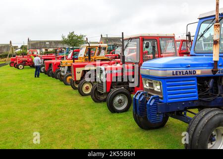 Brydkirk, Écosse - 04 septembre 2022 : une collection d'anciens et de nouveaux tracteurs garés en attendant de participer à une course caritative locale Banque D'Images