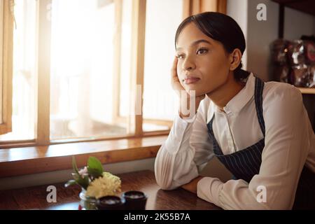 Restaurant, stress et serveuse pensant à l'objectif futur tout en frustrant de travailler dans un café. Femme noire fatiguée, serveur ou ouvrier de café avec l'épuisement et Banque D'Images