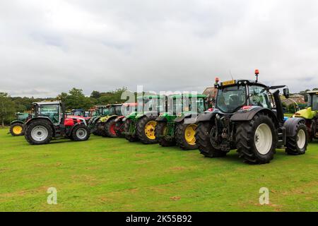 Brydkirk, Écosse - 04 septembre 2022 : une collection d'anciens et de nouveaux tracteurs garés en attendant de participer à une course caritative locale Banque D'Images