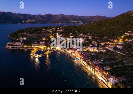 Port de Lopud après le coucher du soleil pendant l'heure bleue crépuscule, île à Elafiti Archipel, Croatie Banque D'Images