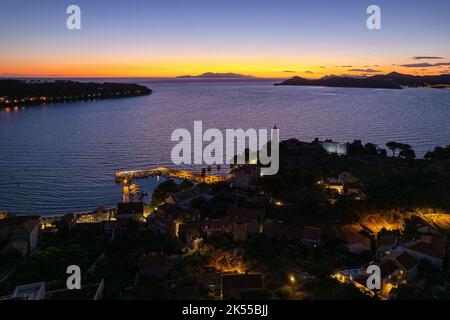 Port de Lopud après le coucher du soleil pendant l'heure bleue crépuscule, île à Elafiti Archipel, Croatie Banque D'Images